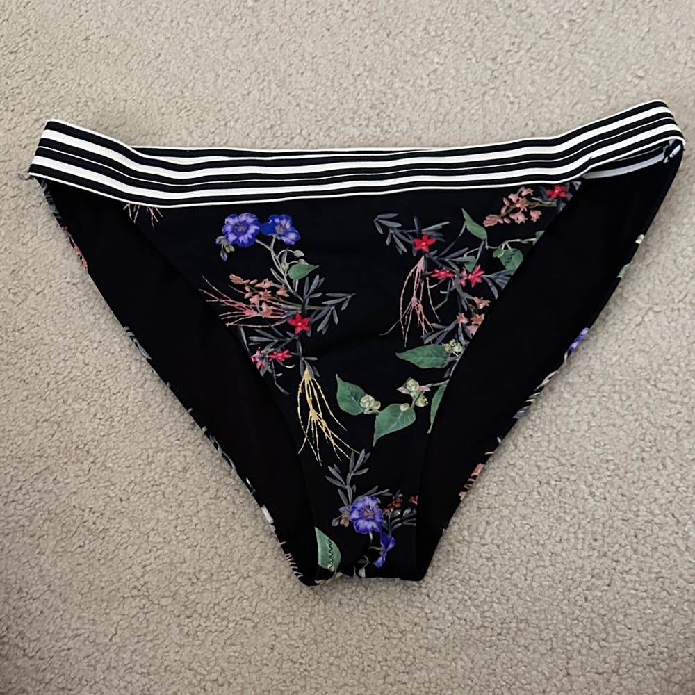Athleta Black Floral women’s Bottoms like new
